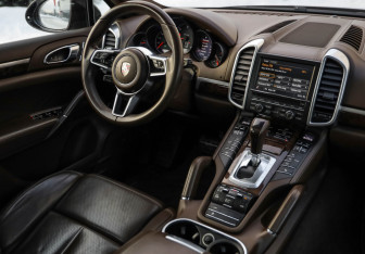 Подержанный автомобиль Porsche Cayenne 2015 года (11 фото)