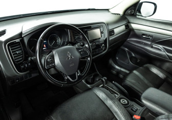 Подержанный автомобиль Mitsubishi Outlander 2015 года (11 фото)