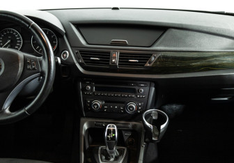 Подержанный автомобиль BMW X1 2012 года (14 фото)