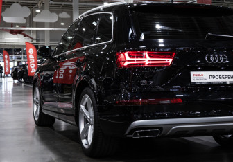 Подержанный автомобиль Audi Q7 2017 года (10 фото)