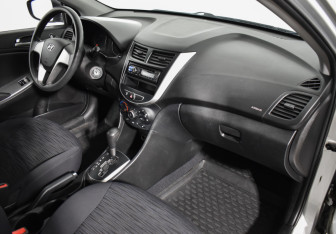 Подержанный автомобиль Hyundai Solaris Hatchback 2015 года (12 фото)