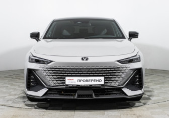 Подержанный автомобиль Changan UNI-V 2023 года (2 фото)