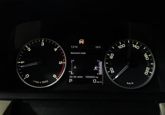 Подержанный автомобиль Land Rover Discovery 2015 года (12 фото)