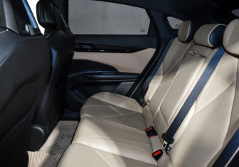 Подержанный автомобиль Changan UNI-V 2022 года (12 фото)