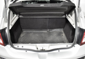 Подержанный автомобиль Renault Sandero 2016 года (18 фото)