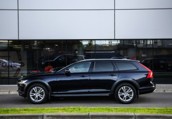 Подержанный автомобиль Volvo V90 Cross Country 2017 года (9 фото)