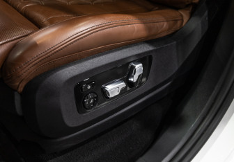 Подержанный автомобиль BMW X7 2021 года (24 фото)