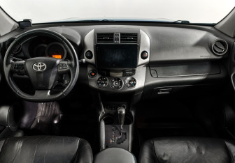 Подержанный автомобиль Toyota RAV4 2010 года (15 фото)