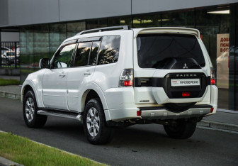 Подержанный автомобиль Mitsubishi Pajero 2019 года (8 фото)