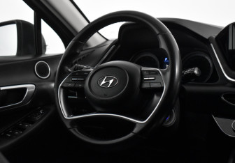 Подержанный автомобиль Hyundai Sonata 2021 года (18 фото)