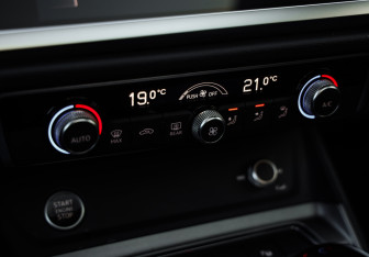 Подержанный автомобиль Audi Q3 2021 года (17 фото)