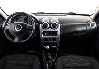 Подержанный автомобиль Renault Sandero 2014 года (10 фото)