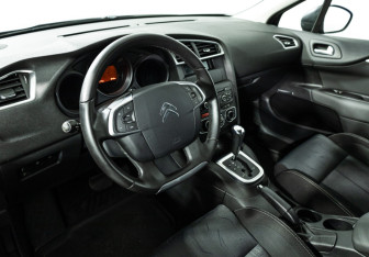 Подержанный автомобиль Citroen C4 Hatchback 2012 года (11 фото)