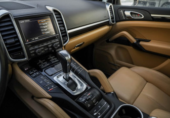 Подержанный автомобиль Porsche Cayenne 2015 года (40 фото)
