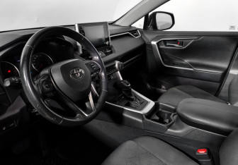 Подержанный автомобиль Toyota RAV4 2019 года (9 фото)