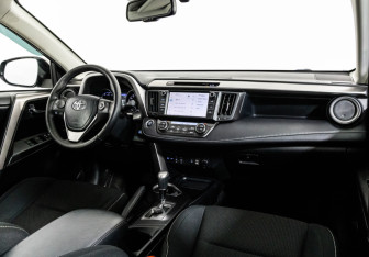 Подержанный автомобиль Toyota RAV4 2018 года (10 фото)