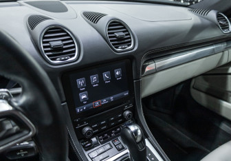 Подержанный автомобиль Porsche Cayman 2018 года (20 фото)