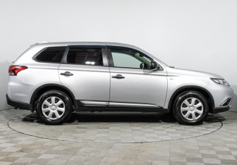 Подержанный автомобиль Mitsubishi Outlander 2017 года (4 фото)