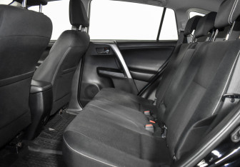 Подержанный автомобиль Toyota RAV4 2017 года (13 фото)