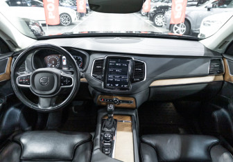Подержанный автомобиль Volvo XC90 2020 года (17 фото)