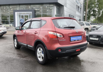 Подержанный автомобиль Nissan Qashqai 2011 года (6 фото)
