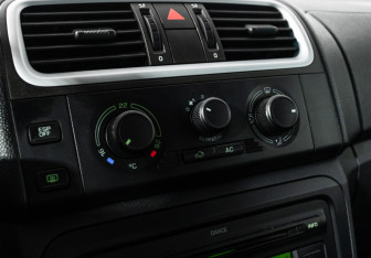 Подержанный автомобиль Skoda Fabia Hatchback 2009 года (6 фото)