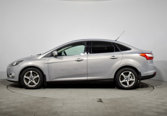 Подержанный автомобиль Ford Focus Sedan 2013 года (8 фото)