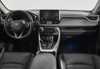 Подержанный автомобиль Toyota RAV4 2019 года (14 фото)