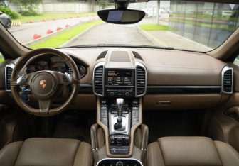 Подержанный автомобиль Porsche Cayenne 2013 года (11 фото)