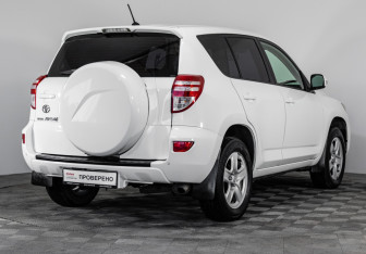 Подержанный автомобиль Toyota RAV4 2010 года (5 фото)