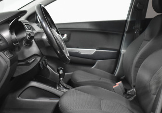 Подержанный автомобиль Kia Rio Sedan 2015 года (10 фото)