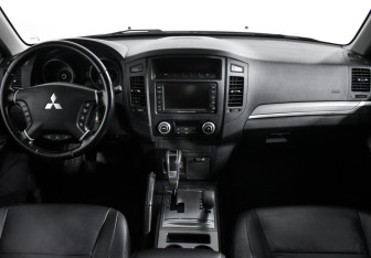 Подержанный автомобиль Mitsubishi Pajero 2011 года (16 фото)