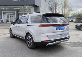 Подержанный автомобиль Kia Carnival 2021 года (6 фото)