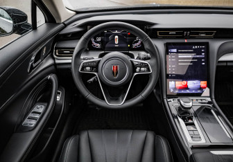 Подержанный автомобиль Hongqi H5 2024 года (12 фото)