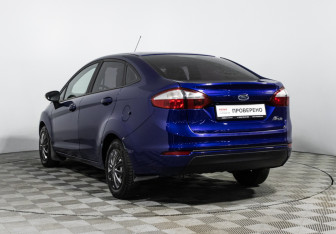 Подержанный автомобиль Ford Fiesta Sedan 2015 года (7 фото)