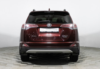 Подержанный автомобиль Toyota RAV4 2016 года (6 фото)