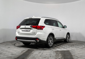 Подержанный автомобиль Mitsubishi Outlander 2017 года (5 фото)
