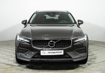 Подержанный автомобиль Volvo V60 Cross Country 2019 года (2 фото)