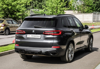 Подержанный автомобиль BMW X5 2019 года (6 фото)