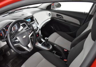 Подержанный автомобиль Chevrolet Cruze Hatchback 2012 года (9 фото)