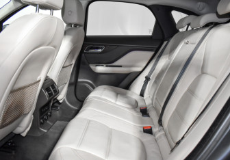 Подержанный автомобиль Jaguar F-Pace 2016 года (13 фото)