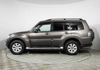 Подержанный автомобиль Mitsubishi Pajero 2011 года (8 фото)