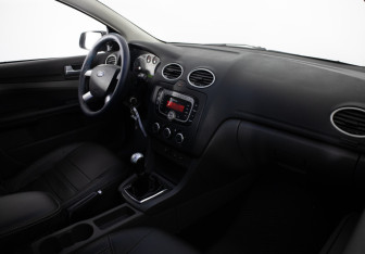 Подержанный автомобиль Ford Focus Hatchback 2007 года (11 фото)