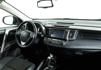 Подержанный автомобиль Toyota RAV4 2019 года (9 фото)