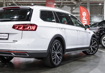 Подержанный автомобиль Volkswagen Passat Wagon 2019 года (13 фото)