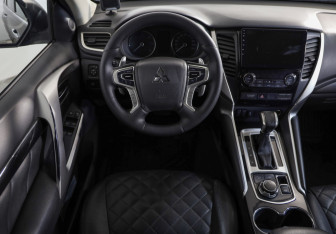 Подержанный автомобиль Mitsubishi Pajero Sport 2019 года (10 фото)