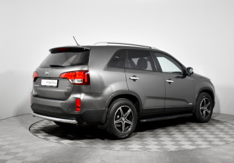 Подержанный автомобиль Kia Sorento 2015 года (5 фото)