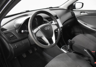 Подержанный автомобиль Hyundai Solaris Sedan 2013 года (9 фото)