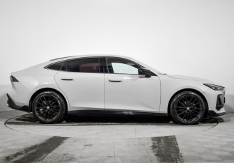 Подержанный автомобиль Changan UNI-V 2023 года (4 фото)