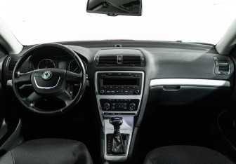 Подержанный автомобиль Skoda Octavia Liftback 2011 года (13 фото)